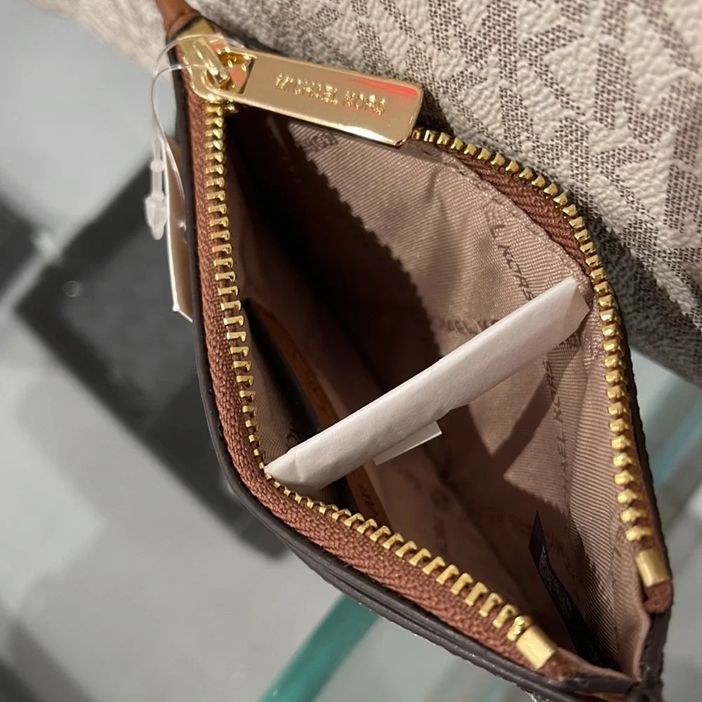 Michael Kors Jet Set Travel Medium Top Zip Card Case Wallet
PVC Leathr
Brown
NWT_11